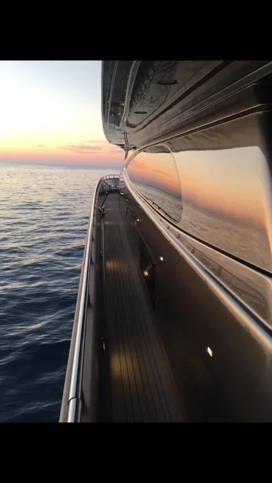 Dettaglio di una barca in navigazione